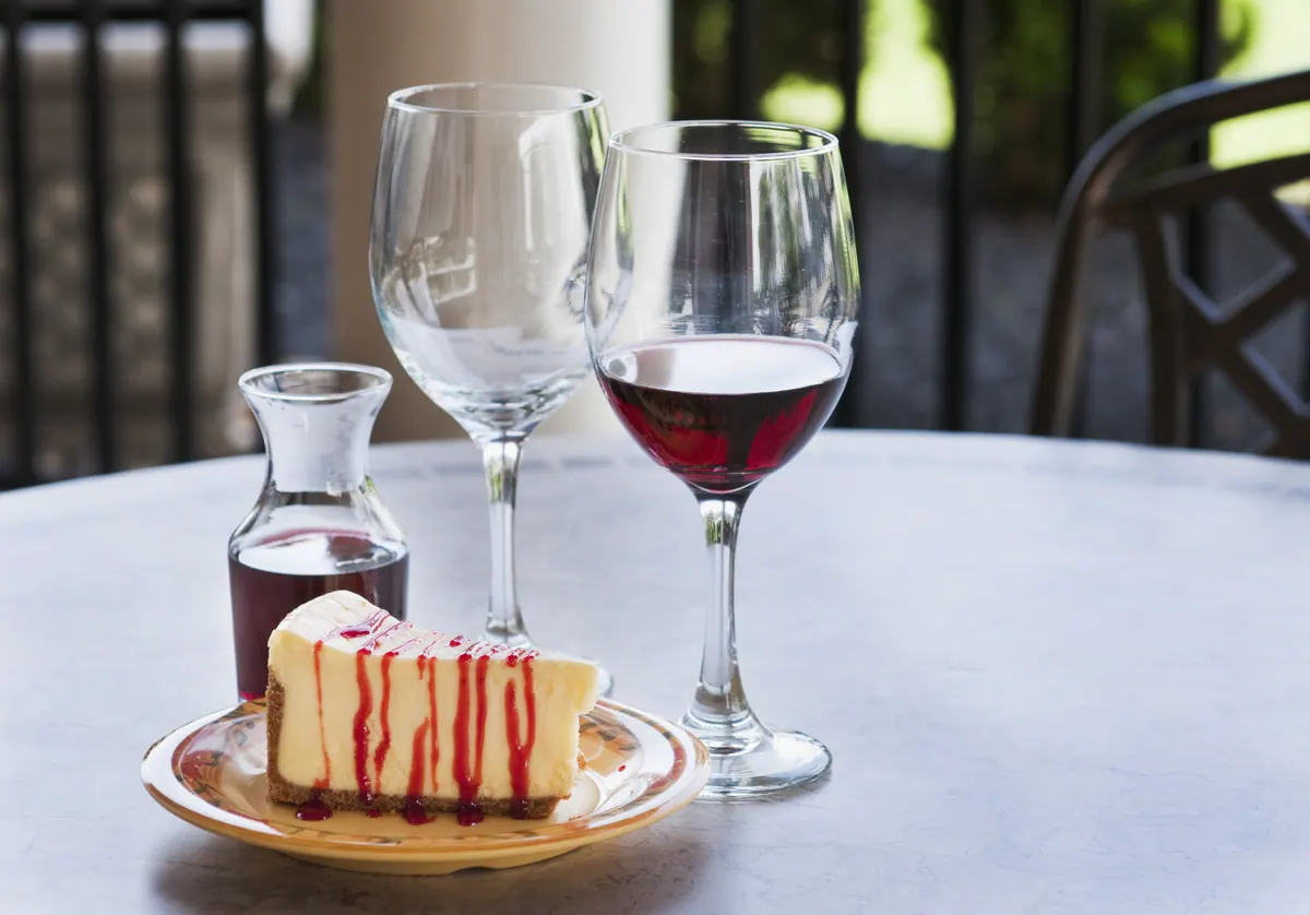 Cheesecake with raspberry drizzle and wine